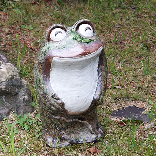 信楽焼 立蛙笑い目（小）縁起物カエル お庭に玄関先に陶器蛙 やきもの 陶器 しがらきやき 蛙 陶器かえる 信楽焼カエル ka-0041