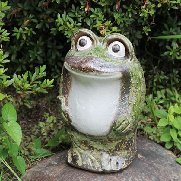 信楽焼 立蛙丸目(ミニ) 縁起物カエル お庭に玄関先に陶器蛙 やきもの 陶器 しがらきやき 蛙 陶器かえる 信楽焼カエル ka-0060