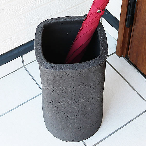 【7月1日限定11%OFFクーポン】傘立て 陶器傘立て 信楽焼かさたて 和風傘立て 傘入れ 壷 しがらき カサタテ やきもの傘立て かさたて陶器 玄関 花器 花瓶 ブラック正角傘立て kt-0310 [2]