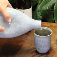 信楽焼 、お水、焼酎、お酒が美味しくなる陶器ボトル イオンボトル(水色) 味の違いを感じて下さい。 陶器保存瓶 保存ボトル 陶器サーバー ss-0073
