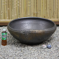 \今だけ ポイント10倍/ 睡蓮鉢 大型 メダカ鉢 金魚鉢 陶器 メダカ ビオトープ めだか鉢 水鉢 信楽焼 ハス鉢 水連鉢 手水鉢 水槽 おしゃれ20号金彩ひねり su-0112