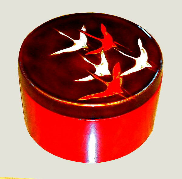 手描き手塗り手仕上げの丸小物入内梨地（総金箔千羽鶴)