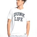 商品情報 正面の「DUNK LIFE」がインパクトのTシャツ。 バスケットボールのプラクティスにも普段着にも。 ●ジョーダン ライズ S/S Tシャツ ●メーカー名：JORDAN ●メーカー品番：895177 ●メーカー希望小売価格：\4,000＋税 ●カラー：(101)ホワイト ●サイズ(US規格)：S、M、L、XL ●素材：DRI-FITプレーンジャージー(綿58%、ポリエステル42%) 掲載商品は実店舗や弊社別ネット通販店で在庫を共有しておりますため、万一お取り寄せで日数を要する際や欠品の際はご容赦ください。 メーカー希望小売価格はメーカーカタログに基づいて掲載しています