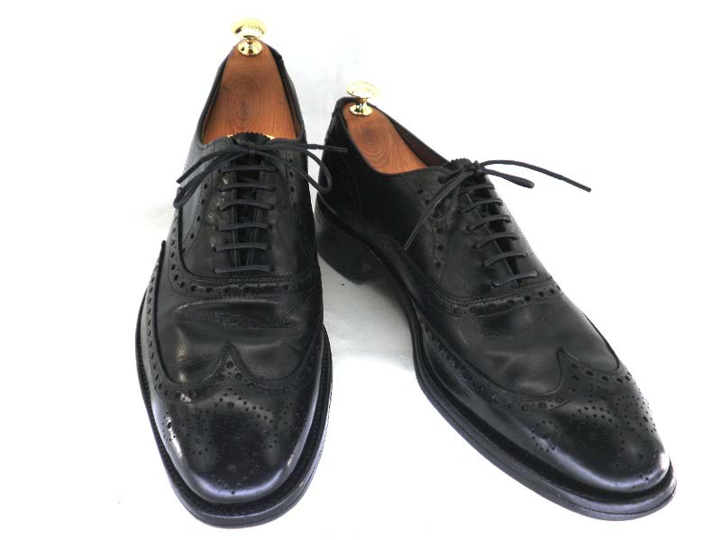 ☆ブランド名 Allen Edmondsアレンエドモンズ ☆アイテム名 ウイングチップ ☆生産国 アメリカ ☆素材 ♪アッパー　 レザー ♪ソール 　　レザー ☆色,柄 ブラック ☆状態 ランク：AB ☆サイズ 11 1/2 B(約27.5〜28.0cm) ☆最大長さ 約32.2 cm ☆ソール幅 約11.2 cm ☆ヒール高さ 約3.2 cm ☆かかとゴム減り 画像参照 ★ランク★ SS:新品・デッドストック S:数回程度の使用や新品でも若干汚れや傷があるような超美品 A:中古だが状態が非常に良く若干の汚れや傷があっても全体的に綺麗に見えるような美品 AB:美品とは呼べないが中古としては良い状態 B:中古で使用感はあるが、まだまだ使用できる C:中古で使用感があり、擦れ、傷、汚れ等があり完全にかなり使い込んである D:難がある ※上記の評価は主に見た目と、これからどの程度使っていけるかを基準に判断しております。 また、あくまでも主観で判断しておりますので参考程度にお考えください。 ※USED商品の為、記載できない部分での小さなキズ・汚れ等がある場合がございます。 また写真と実物が実際の色と若干異なる場合がございますので、あらかじめご了承ください。 ご理解の方をお願いいたします。 ※撮影に使用した木製シューツリーは付きません。【メンテナンス済】【送料無料】【楽天最安値に挑戦】【激安】【3000円以上お買い上げで送料無料】【各種カードOK】 英国、ヨーロッパ、アメリカの定番有名ブランド靴からレアなブランド靴まで、メンズ靴、レディース靴と幅広く取り扱い。 送料無料！当店は楽天最安値に挑戦！！ 皆様のビジネスシューズ、ブーツなど靴の激安購入を応援します！