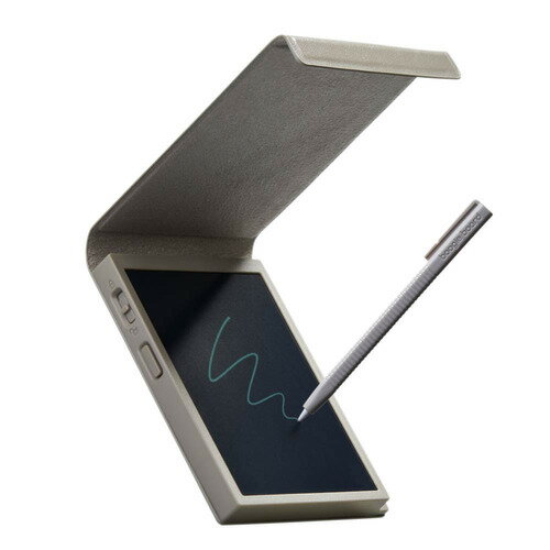 キングジム BB-21-GY ブギーボード 約4インチ 電子メモパッド ハイコントラスト液晶採用 消去ロック搭載 グレー発売日：2025年9月26日●胸ポケットにぴったりおさまる、カバー付き電子メモパッドカバンやポケット内で画面が擦れない、カバー付きの電子メモパッドです。レザー風のカバーは持ち運びたくなる上質な風合い。消去ボタンや消去ロックを本体側面に設計したことで、持ち運びやすいサイズ感のまま、画面を最大限に広くしました。●ハイコントラスト液晶採用。消去ロック・スタイラスホルダー搭載筆圧で線の太さが変わるハイコントラスト液晶を採用。紙に書くような、なめらかな書き心地を実現しました。また、消去ロック搭載のため、誤消去を防止できて安心です。本体右側にはスタイラスホルダー付きで、本体とスタイラスを一緒に持ち運べます。●電池1個で約5万回消去可能！毎日のちょっとしたメモにぴったり側面の消去ボタンを押すだけで、簡単に画面消去が可能です。電池1個につき消去回数は約5万回。電池交換も可能で、何度も繰り返し使えます。TODOリストやお買い物リストなど、毎日のちょっとしたメモにぴったりです。●専用アプリ（無料）でメモを簡単データ化ブギーボードに書いた内容を、アプリでスキャンすることで、画像データとして保存ができます。事前にお使いの機種を選択することで高精度の読み取りが可能となります。保存したデータは編集画面で背景色の変更、テキストの追加、書いたメモの編集をすることができます。&nbsp;【仕様】外形寸法：約76（W）×13（D）×102（H）mm画面サイズ：約4インチLCD［約62(W)×85(H)mm］質量：約69g消去回数：約7万回（電池交換式）主な材質：ABS　カバーPU、マイクロファイバーセット内容：本体、コイン形リチウム電池（CR2027）セット済み、スタイラス、取扱説明書（保証書付）【ご使用上の注意】：汗や雨などで湿った状態、または摩擦により色落ちや他のものに色移りする場合があります。カバーは空気中の水分により劣化しますので、新品のまま収納していても劣化を抑えることができません。精密機械ですので取扱いにご注意ください。直接日光の当たる場所や、高温・多湿の場所での使用または保管はしないでください。本製品の故障、修理、検査、電池消耗などに起因するデータの損失および逸失利益につきましては当社では一切その責任を負いかねますのであらかじめご了承ください。本製品は日本国内専用です。FOR USE ONLY IN JAPAN.　商品の見直しなどのため、仕様・価格・デザインその他は予告なく変更する場合があります。商品の色は実際の色とは異なって見えることがあります。キングジム、KING JIMは、株式会社キングジムの登録商標です。その他記載の商品名、サービス名およびロゴマークは、各社の商標または登録商標です。