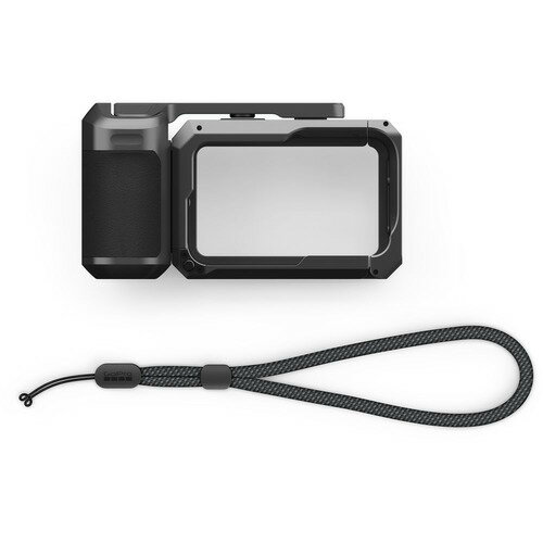 GoPro AGGRP-001 Point and Shoot Grip エルゴノミックグリップ 発売日：2026年6月19日●コンパクトカメラに早変わりさせる、エルゴノミックグリップ一眼レフのような安心感のあるホールドを実現。&nbsp;【仕様】商品特長：MISSION 1シリーズをコンパクトカメラに早変わりさせる、エルゴノミックグリップ。軽量で耐久性に優れた金属製フレームが、一眼レフのような安心感のあるホールドを実現。セットアップに負担をかけない設計。グリップの着脱は直感的かつシンプル。カメラのマウントフィンガーやマグネット式ラッチマウントにスムーズにアクセスできる、ユーザーフレンドリー設計。グリップ上にはシャッターボタンを装備。シャッター部とフレーム上部にコールドシューマウントを備え、マイクやライトモッドなどのアクセサリーを簡単に着脱可能。フレームドアは1/4-20マウントとマグネット式ラッチマウント1に対応。取り外し可能なため、カメラをフレームから外さずに2Contactoマグネット式ドア + 電源ケーブルキット1を使用可能。付属のリストランヤード、そしてネックストラップ用ループにより、カメラを持ち運ぶ場合も安心。GoProのライフタイム保証付き。対応製品：・ MISSION 1 PRO ・ MISSION 1 ・ MISSION 1 PRO ILS警告：MISSION 1シリーズ以外のカメラでは使用できません。対応機種以外で使用すると、カメラやグリップが破損する恐れがあります。脚注について：別売。グリップを取り付けるには、ドアがフレームに装着されている必要があります。製品内容：・ フレーム ・ シャッター部 ・ グリップ ・ リストランヤード