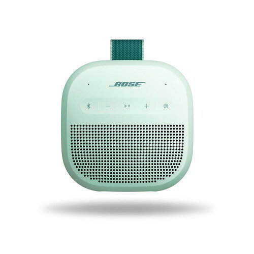 Bose Bose SoundLink Micro Portable Speaker (2nd Gen) Bluetooth対応 IP67防水防塵 DEWDROP MINT発売日：2026年8月13日●ビートから始めよう。はりのあるサウンドで沈黙を打ち破る最長12時間*の連続再生、超コンパクトなポータブルスピーカー。スモール&タフなSoundLink Micro (第2世代) はどんな天候下でも楽しめます。沈黙を打ち破りサウンドでつなげる - すべては、ビートから始まります。●コンパクトなボディから 轟くパワフルサウンド。はりのあるサウンドと迫力ある重低音を轟かせるSoundLink Microが、どんな静寂も打ち破りその瞬間をサウンドでつなげます。●持ち運びしやすいポケットサイズ持ち運びしやすいデザインのSoundLink Micro Speaker。手のひらサイズに収まるコンパクトなボディに新しいユーティリティストラップも付属。バッグに取り付けたり、ポケットに入れたり、手のひらで直接再生したりと、どんなシーンでも活躍します。●スモール&タフ小型ながら頑丈なSoundLink Micro Speaker (第2世代) は、落下や衝撃にも優れた耐久性を備えています。防水・防塵のIP67規格に準拠し、錆にも強いので、どんな天候下でもパワフルなサウンドを楽しめます。●最長12時間*連続再生可能の長寿命バッテリーオリジナルモデルよりバッテリー寿命が33 %長くなり、最長12時間*の連続再生が可能です。*Bluetooth A2DPオーディオを用い、イコライザーをデフォルト設定で使用、音量50%、20°C〜25°Cの室温で「グローバルトップ50」(2024年11月時点) のトラックミックスを使用した場合。バッテリーの持続時間は、オーディオコンテンツ、音量、環境温度など、各ユーザーの使用諸条件により異なります。●最新のBluetooth規格最新のBluetooth規格を搭載し、9 mの接続範囲と帯域幅の増加を実現。以前のバージョンよりも接続性とデータ転送速度が向上しています。●サウンドをフルコントロールボーズアプリの調整可能なイコライザーで、好みに合わせて低音、高音、中音を設定可能。また、音量調節、ショートカットの作成、対応するボーズ製品とのペアリングもアプリから実行できます。●シーンによって選べる ステレオモードとパーティーモード。SoundLink Micro Speakers2台をペアリングすると、楽しみ方がさらに広がります。ステレオモードでは、各スピーカーにサウンドが振り分けられます。迫力の大音量を楽しみたい場合は、パーティーモードを選択して、ペアリングしたボーズスピーカーから同時に同じサウンドを再生できます。●SimpleSyncでオーディオを拡張Bose SimpleSyncテクノロジーを搭載しているので、対応するボーズのスマートサウンドバーやスピーカーとSoundLink Microをボーズアプリから簡単に接続できます。&nbsp;【仕様】同梱物：USBケーブル本体サイズ：104 x 104 x 43 (mm)本体重量：330g