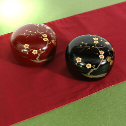 丸菓子器枝梅蒔絵(小)朱/黒