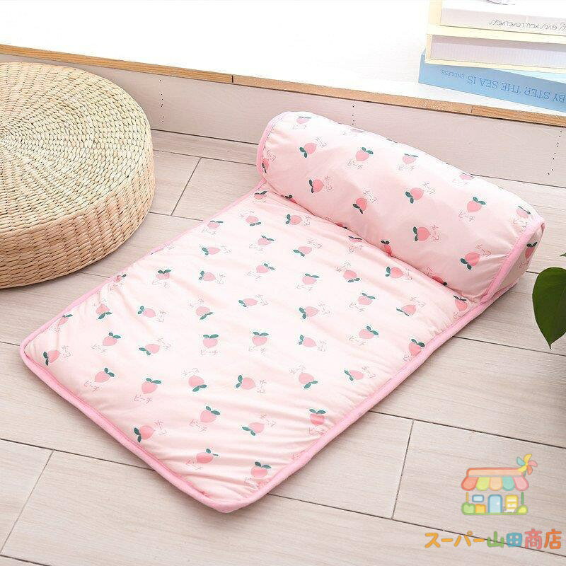 商品詳細： カラー：/A01/A02/A03/A04/A05 サイズ：/S/M S：60*40cm　重さ：280g M:80*60cm　重さ：560kg 素材 ：ポリエステル　アイスシルク冷感素材 ◆ 夏の暑さ対策に洗える猫&amp;amp;#44;小型犬用折り畳み冷感クールマットです。 ◆ 表地が、接触冷感素材、裏地がメッシュ素材です。蒸し暑くて寝苦しい夜もひんやり快適に過ごせます ◆ 自然冷却の適切な温度なので、ワンちゃん＆猫ちゃんにも安心です・ ◆ソフトで、肌に優しい、ペットはもちろん、飼い主にも使えて便利です ◆PCノートパソコンマット、冷却枕、クール枕、夏の足元マット、ひんやり座布団として使用可能。 ◆また軽量で、折り畳み可能、携帯便利です ◆優れた通気性と速乾性を持ち。丸洗い可能。いつでも清潔でうれしい キーワード洗えるマット 犬用マット 猫用マット 猫のマット 猫のベッド 犬のソファー 冷却マット 犬猫用 ひえひえ爽快 冷えマット 中・小型犬用 暑さ対策 犬のマットベッド マルチーズ ポメラニアン シュナウザー 涼しい 安い 条件付き メーカー希望小売価格はメーカーサイトに基づいて掲載しています