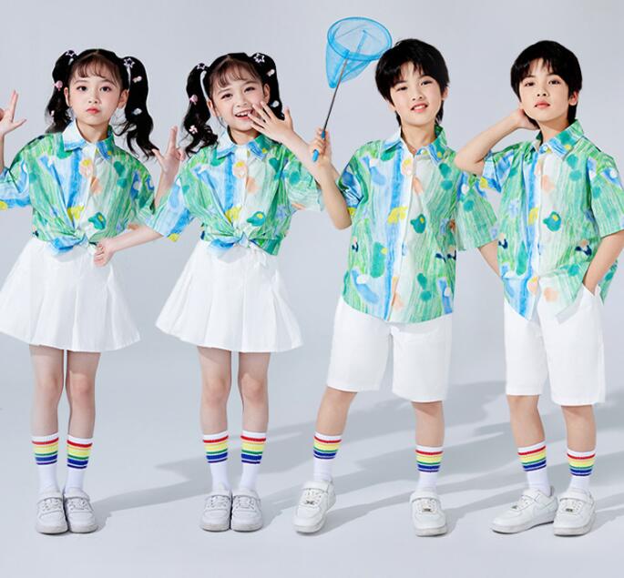 Rakuten - 子供ダンス衣装　チアガール　上下ヒップホップジャズダンスウェア　夏ハワイ風プリント半袖シャツ　男の子ハーフパンツ　女の子プリーツスカート　文化祭　運動会　可愛い　ステージ演出　イベント　舞台演出服　発表会　学園祭　男女兼用hiphopjazzダンス服　コスチューム
