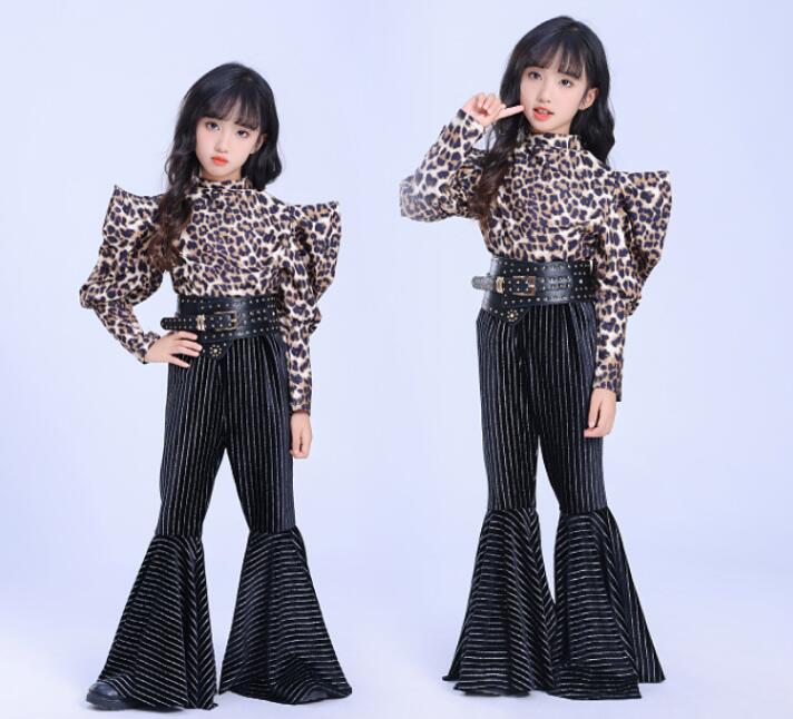 Rakuten - 子供ダンス衣装 女の子 香港風 ダンス衣装 豹柄バブルスリーブトップスストライプ柄ラッパパンツ 港風 モデルショー 年代感 キッズヒップホップジャズダンス衣装 香港風 復古 ベルボトム 子供服 ショー ステージ衣装 演出服 団体服 舞台衣装社交ダンス