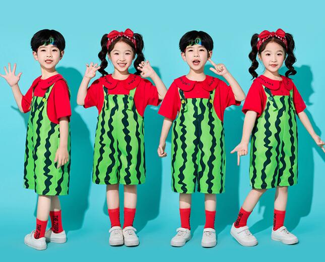 子供ダンス衣装 可愛いスイカサロペット スイカの子柄襟 半袖tシャツ 半パンツ セット キッズ舞台ダンス衣装 普段着 男の子 女の子兼用 夏 幼稚園 爽やかなデザイン 学生服 男女お揃い ジュニア 練習着 保育園 発表会 学園祭 ステージ演出服 団体服