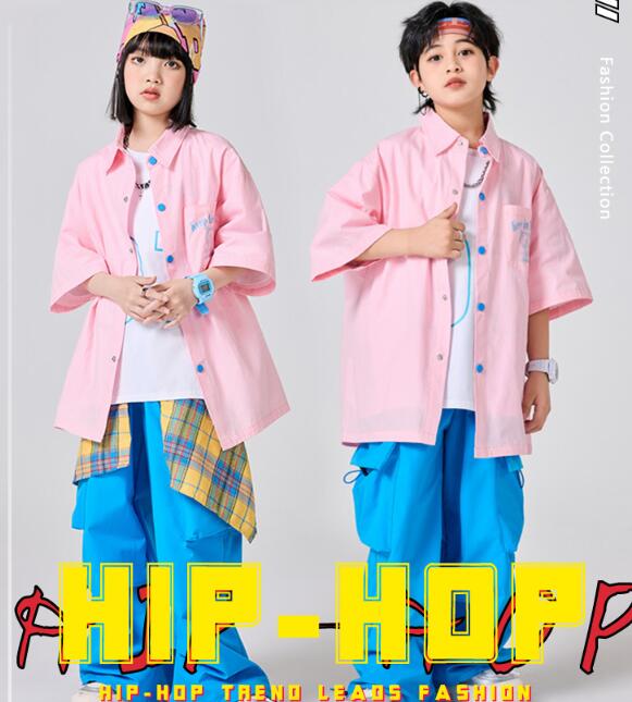 Rakuten - ステージキッズダンス衣装 男の子女の子ピンク半袖シャツ 青ロング丈パンツ 子供服 2/3点セット 男女兼用 ヒップホップ ジャズ hiphop jazz チアガール K-POP 子供 ファッション 110-180cm