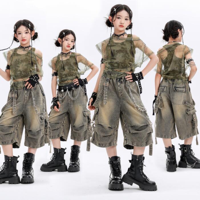 商品名 子供ダンス服 色 写真色 内容 サイズ モデル：身長130　体重20kg　試着サイズ130 普通の体型は下記の身長範囲で選んで大丈夫です、大柄の体型はワンサイズアップでお願い致します 110　身長100-110 120　身長110-120 130　身長120-130 140　身長130-140 150　身長140-150 160　身長150-160 170　身長160-170 180　身長170-180 採寸サイズなので若干の誤差がある場合がございます。 素材 コットン　ポリエステル 連絡について ＊土日祝日に電話対応不可、メールでの返信は48時間以内させていただきます。弊社と連絡取れないことはございません、最後まできちんと対応いたします、どうぞご安心ください。 ＊誠に勝手ながら、ご理解頂きますようお願い申し上げます。 注意事項 ＊ページの閲覧環境によって、掲載写真と実際の商品の色合いが異なる場合があります。 ＊モデルに小物を使う場合がございますが、商品に含まれませんのでご了承下さい。 ＊生産過剰や在庫管理条件より細かなキズやヨゴレなどがございます。完璧品をお求めの方と細かい部分を気になさる方は、ご購入をご遠慮ください。 ＊在庫は複数店舗共有しております、在庫更新は遅れるより在庫切れの場合がございます、その場合、できるだけ早めに報告させていただきますが、どうか容赦ください。 ＊商品の仕様は、製造元の都合により予告なく変更する場合があります。 ＊お届けした商品に不備がございましたら、お届け後5日以内にご連絡ください。確認後速やかに対応させていただきます。なお期日を過ぎた場合はお受け致しかねますので予めご了承ください。 ＊他に不明点がございましたら、ご連絡くださませ。商品名 子供ダンス服 色 写真色 内容 サイズ モデル：身長130　体重20kg　試着サイズ130 普通の体型は下記の身長範囲で選んで大丈夫です、大柄の体型はワンサイズアップでお願い致します 110　身長100-110 120　身長110-120 130　身長120-130 140　身長130-140 150　身長140-150 160　身長150-160 170　身長160-170 180　身長170-180 採寸サイズなので若干の誤差がある場合がございます。 素材 コットン　ポリエステル 連絡について ＊土日祝日に電話対応不可、メールでの返信は48時間以内させていただきます。弊社と連絡取れないことはございません、最後まできちんと対応いたします、どうぞご安心ください。 ＊誠に勝手ながら、ご理解頂きますようお願い申し上げます。 注意事項 ＊ページの閲覧環境によって、掲載写真と実際の商品の色合いが異なる場合があります。 ＊モデルに小物を使う場合がございますが、商品に含まれませんのでご了承下さい。 ＊生産過剰や在庫管理条件より細かなキズやヨゴレなどがございます。完璧品をお求めの方と細かい部分を気になさる方は、ご購入をご遠慮ください。 ＊在庫は複数店舗共有しております、在庫更新は遅れるより在庫切れの場合がございます、その場合、できるだけ早めに報告させていただきますが、どうか容赦ください。 ＊商品の仕様は、製造元の都合により予告なく変更する場合があります。 ＊お届けした商品に不備がございましたら、お届け後5日以内にご連絡ください。確認後速やかに対応させていただきます。なお期日を過ぎた場合はお受け致しかねますので予めご了承ください。 ＊他に不明点がございましたら、ご連絡くださませ。