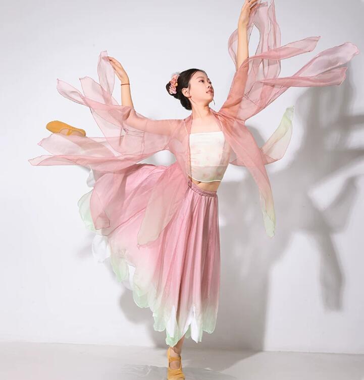 商品名 子供古典ダンス服 重ね着のようなデザインがとてもおしゃれです。 袖の部分が非常に長くて広いので、ダイナミックな動きをするときに特に映えます。 薄手のシフォンなので軽くて動きやすく、着ていて負担になりません。 スカートの下の白い布地と裾の淡いグリーンが、全体を重くなりすぎず、爽やかで清楚な雰囲気にまとめてくれています。 色 写真色 内容 トップス+スカート+キャミソール サイズ 130　参考身長 125-135cm　参考体重 22-27kg 140　参考身長 135-145cm　参考体重 27-32kg 150　参考身長 145-155cm　参考体重 32-42kg 160(S)　参考身長 155-165cm　参考体重 42-47kg M　参考身長 160-170cm　参考体重 47-57kg L　参考身長 160-170cm　参考体重 57-65kg 採寸サイズなので若干の誤差がある場合がございます。 素材 ポリエステル 連絡について ＊土日祝日に電話対応不可、メールでの返信は48時間以内させていただきます。弊社と連絡取れないことはございません、最後まできちんと対応いたします、どうぞご安心ください。 ＊誠に勝手ながら、ご理解頂きますようお願い申し上げます。 注意事項 ＊ページの閲覧環境によって、掲載写真と実際の商品の色合いが異なる場合があります。 ＊モデルに小物を使う場合がございますが、商品に含まれませんのでご了承下さい。 ＊生産過剰や在庫管理条件より細かなキズやヨゴレなどがございます。完璧品をお求めの方と細かい部分を気になさる方は、ご購入をご遠慮ください。 ＊在庫は複数店舗共有しております、在庫更新は遅れるより在庫切れの場合がございます、その場合、できるだけ早めに報告させていただきますが、どうか容赦ください。 ＊商品の仕様は、製造元の都合により予告なく変更する場合があります。 ＊お届けした商品に不備がございましたら、お届け後5日以内にご連絡ください。確認後速やかに対応させていただきます。なお期日を過ぎた場合はお受け致しかねますので予めご了承ください。 ＊他に不明点がございましたら、ご連絡くださませ。商品名 子供古典ダンス服 重ね着のようなデザインがとてもおしゃれです。 袖の部分が非常に長くて広いので、ダイナミックな動きをするときに特に映えます。 薄手のシフォンなので軽くて動きやすく、着ていて負担になりません。 スカートの下の白い布地と裾の淡いグリーンが、全体を重くなりすぎず、爽やかで清楚な雰囲気にまとめてくれています。 色 写真色 内容 トップス+スカート+キャミソール サイズ 130　参考身長 125-135cm　参考体重 22-27kg 140　参考身長 135-145cm　参考体重 27-32kg 150　参考身長 145-155cm　参考体重 32-42kg 160(S)　参考身長 155-165cm　参考体重 42-47kg M　参考身長 160-170cm　参考体重 47-57kg L　参考身長 160-170cm　参考体重 57-65kg 採寸サイズなので若干の誤差がある場合がございます。 素材 ポリエステル 連絡について ＊土日祝日に電話対応不可、メールでの返信は48時間以内させていただきます。弊社と連絡取れないことはございません、最後まできちんと対応いたします、どうぞご安心ください。 ＊誠に勝手ながら、ご理解頂きますようお願い申し上げます。 注意事項 ＊ページの閲覧環境によって、掲載写真と実際の商品の色合いが異なる場合があります。 ＊モデルに小物を使う場合がございますが、商品に含まれませんのでご了承下さい。 ＊生産過剰や在庫管理条件より細かなキズやヨゴレなどがございます。完璧品をお求めの方と細かい部分を気になさる方は、ご購入をご遠慮ください。 ＊在庫は複数店舗共有しております、在庫更新は遅れるより在庫切れの場合がございます、その場合、できるだけ早めに報告させていただきますが、どうか容赦ください。 ＊商品の仕様は、製造元の都合により予告なく変更する場合があります。 ＊お届けした商品に不備がございましたら、お届け後5日以内にご連絡ください。確認後速やかに対応させていただきます。なお期日を過ぎた場合はお受け致しかねますので予めご了承ください。 ＊他に不明点がございましたら、ご連絡くださませ。