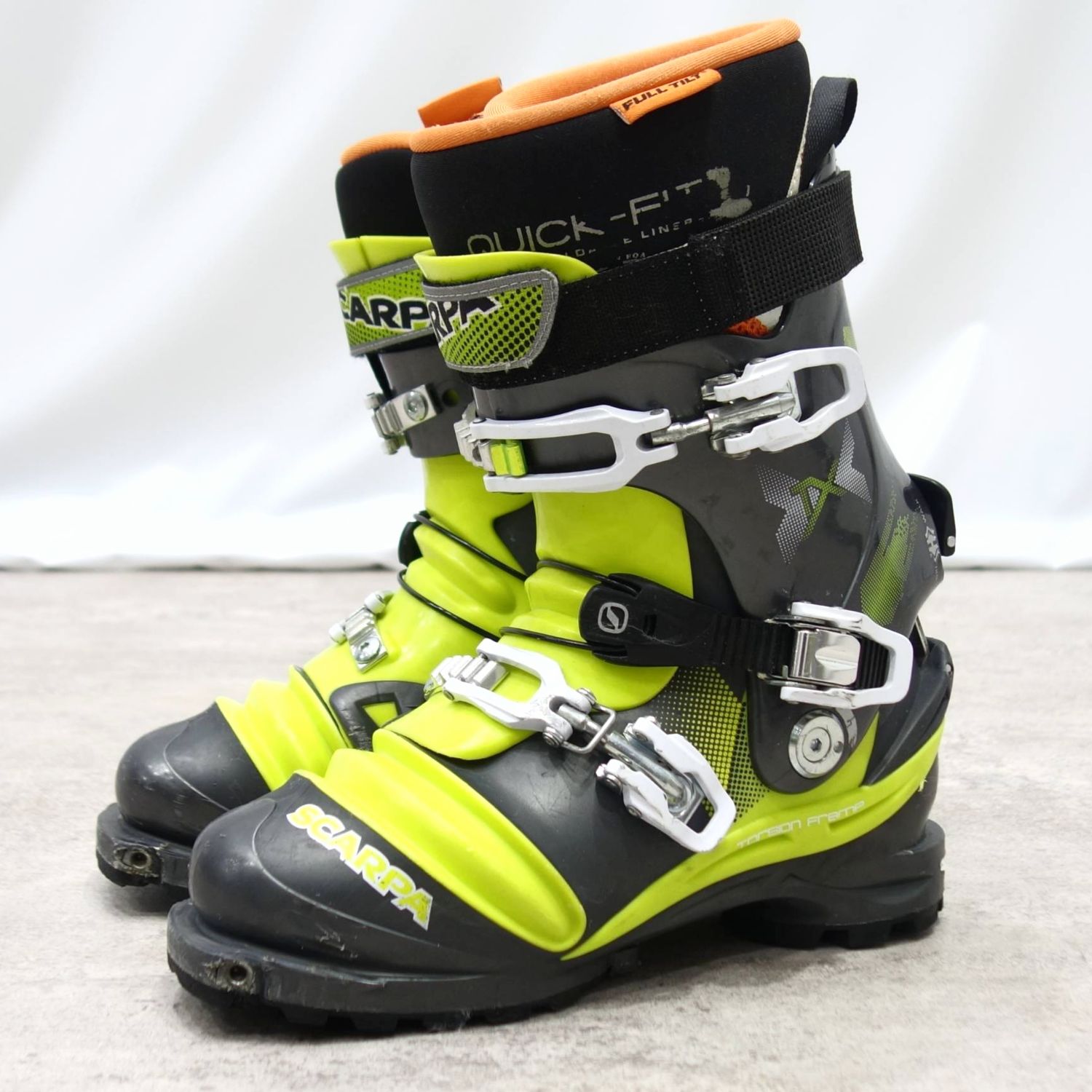 ■商品名スカルパ SCARPA TX ターミネーターエックス NTN テレマーク スキー ブーツ 24.5cm アウトドア - サイズ-■状態説明・スカルパ「TX」です♪・テレマーク NTNバインディング、TTSバインディングに対応・インナーブーツサイズ：24.5cm（ヘタリ、生地剥離など経年劣化がございます）・シェル：ソール長 約290mm・使用感やキズはございますがまだまだお使い頂ける状態です♪※前コバに穴がございます。前オーナー様がATK ニューマークビンディングを使用。前コバに補強プレートをつけて使用されていた為、その時に出来た穴となります。※製造年、購入年、使用年数、使用回数につきましてはわかりかねます【付属品：なし】■素材-■カラー-■表記サイズ-■実寸サイズ■状態ランクB 傷や汚れがあるが、まだまだ使用可能な状態■店舗管理番号cd04ed-rk26y12321 状態ランクについて サイズカイドはこちら このブランドの他の商品も見る このカテゴリーの他の商品も見るPHOTO CONDITION RANKSS未使用品・新古品Sタグは無いが使用感のない新品同様の状態SA使用感のほぼ無いとてもキレイなUSED品A使用感の少ない全体的にキレイなUSED品AB使用感があるが、傷や汚れの気にならない状態B傷や汚れがあるが、まだまだ使用可能な状態BCBランクよりも傷汚れが目立つ状態C目立つ使用感や、傷汚れが見られる状態Dダメージなどが多く見受けられる難有、要修理品※独自の程度表です。大体の目安としてお考えください。　DESCRIPTION■商品名スカルパ SCARPA TX ターミネーターエックス NTN テレマーク スキー ブーツ 24.5cm アウトドア - サイズ-■状態説明・スカルパ「TX」です♪・テレマーク NTNバインディング、TTSバインディングに対応・インナーブーツサイズ：24.5cm（ヘタリ、生地剥離など経年劣化がございます）・シェル：ソール長 約290mm・使用感やキズはございますがまだまだお使い頂ける状態です♪※前コバに穴がございます。前オーナー様がATK ニューマークビンディングを使用。前コバに補強プレートをつけて使用されていた為、その時に出来た穴となります。※製造年、購入年、使用年数、使用回数につきましてはわかりかねます【付属品：なし】■素材-■カラー-■表記サイズ-■実寸サイズ■状態ランクB 傷や汚れがあるが、まだまだ使用可能な状態■商品管理番号cd04ed-rk26y12321 状態ランクについて サイズカイドはこちら このブランドの他の商品も見る このカテゴリーの他の商品も見る