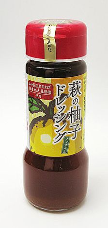 商品明細 名称 ドレッシングタイプ調味料 内容量 150ml 原材料 りんご酢、砂糖、しょうゆ(本醸造)、柚子果汁、たまねぎ、食塩、酵母エキス、調味料(アミノ酸等)、酒精、増粘多糖類、甘味料(甘草)、酸味料、V.B.1 (原材料の一部に大豆、小麦を含む) 賞味期限 180日 保存方法 直射日光を避け、常温で保存して下さい。 製造者 ミヨシノ醤油有限会社 商品説明 10月下旬から11月中旬に収穫された、香りの良い萩・川上産のゆずを皮ごと丸搾りした、贅沢なゆず果汁を使用。 たまねぎの香ばしさ・甘みを引き出すために、程よく加熱しました。しょうゆは国産丸大豆しょうゆを使用し、コクと旨みを加えています。ドレッシング以外にも和え物や冷奴等にも最適です。同梱可 同梱可能商品はこちらです 産地直送品および、冷凍商品との同梱包はできません。その場合送料を二個口頂くようになりますのでご注意ください。　