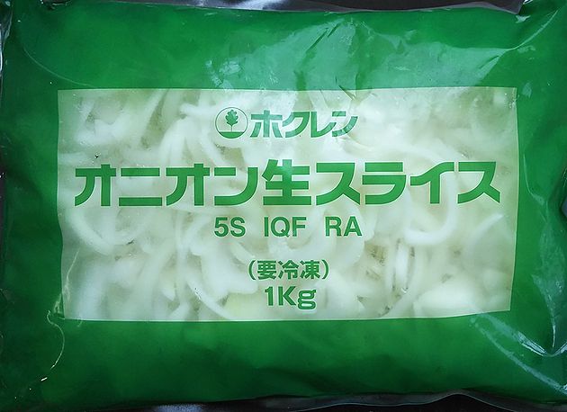 商品明細 名称 オニオンスライス 原材料 たまねぎ（北海道産） 内容量 1kg 賞味期限 製造日より730日 保存方法 −18℃以下で保存してください 販売者 ホクレン農業協同組合連合会 商品説明 北海道産の玉ねぎをスライスカットしバラ凍結しました 注意 他の冷凍食品とは同梱できます他の常温及び冷蔵商品とは同梱できません 他の冷凍食品はこちらです 産地直送品との同梱はできません。その場合送料を二個口頂くようになりますのでご注意ください。　