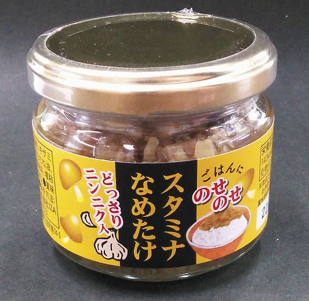 商品明細 名称 なめたけ加工品 内容量 100g　　 原材料 えのきたけ（国産）、キザミにんにく（にんにく、食塩、醸造酢）、食用なたね油、にんにく、しょうゆ、唐辛子、胡椒、/　酸味料、増粘剤（グァガム）、酒精,（一部に小麦・大豆を含む） 賞味期限 9ヶ月 保存 直射日光を避け、常温にて保存。開封後は要冷蔵 販売者 IZA 商品説明 ご飯のお供の定番、なめ茸×ニンニクの最強コラボが完成。どっさりニンニクであと引く旨さ！ 同梱可 同梱可能商品はこちらです 産地直送品および、冷凍商品との同梱包はできません。その場合送料を二個口頂くようになりますのでご注意ください。