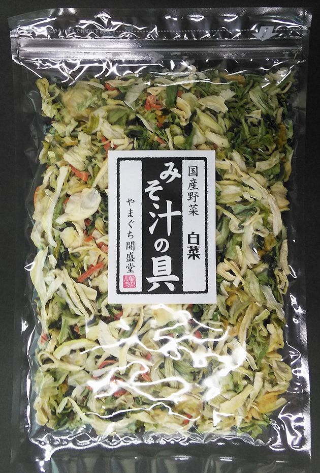 商品明細 名称 乾燥野菜ミックス 内容量 200g 原材料 白菜（国産）、人参（国産）、小松菜（国産）、たまねぎ（国産） ブドウ糖　 保存方法 高温多湿、直射日光をさけて保存 賞味期限 加工日より365日 販売者 株式会社　内富海苔店　食品事業部 商品説明 国産の白菜、人参、小松菜、たまねぎを熱風乾燥し、ブレンドしました。あると安心、簡単・便利・保存がきく乾燥野菜ですお味噌汁を作る時は、水の状態から具を入れて下さい。熱湯で戻す場合は約5分かかります。みそ汁以外にも和え物、サラダ、炒め物として活用いただけます。●戻し方● 乾燥野菜を沸騰した多めの熱湯で 約5分間戻してください 戻した後、ざるに取り よく水気を取ってからお使いください 同梱不可 他のメール便はこちらです メール便とは●代金引換でのお支払いは承れません ●発送からお届けまで2～4日（本州の場合）掛かります。 ●着日やお時間帯の指定はできません ●商品はポストへの投函となります ●配送会社　郵便局　ゆうメール ●同梱不可・包装、のしはできません。