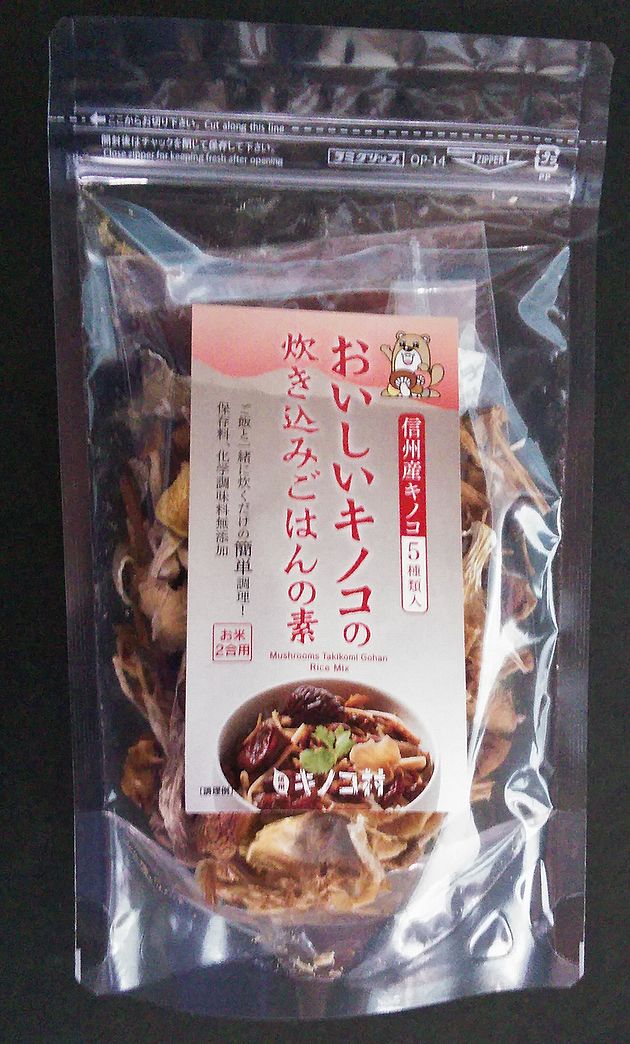 商品明細 名称 炊き込みご飯の素 内容量 【乾燥キノコ】15g　【添付液体調味料】50g 賞味期限 300日 保存 直射日光を避け湿度の少ないところで保存してください 製造者 信光工業株式会社　キノコ村事業部 商品説明 キノコ村の5種類の乾燥キノコ(甘シャキ味えのき、野生種えのき、ひら茸、たもぎ茸、柳まつたけ)を使った炊き込みごはんの素です。乾燥キノコならではの、とても味わいのある炊き込みごはんが楽しめます。信州産丸大豆しょうゆを使用した本格的なだしつゆが、おいしさを引き立てています。保存料、化学調味料は無添加です。 同梱不可 他のメール便はこちらです メール便とは●代金引換でのお支払いは承れません ●発送からお届けまで2〜4日（本州の場合）掛かります。 ●着日やお時間帯の指定はできません ●商品はポストへの投函となります ●配送会社　郵便局　ゆうメール ●同梱不可・包装、のしはできません。 ●万が一の配送中の紛失は保障がございません。