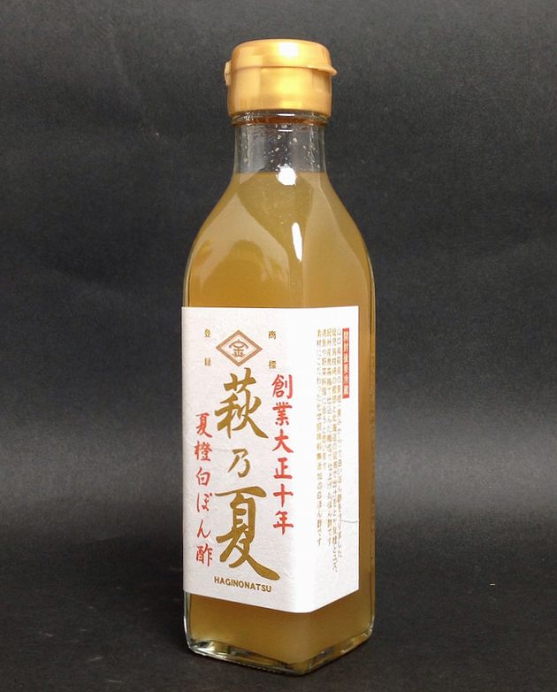 商品明細 名称 味付けポン酢 内容量 200ml 原材料 醸造酢、砂糖・果糖ぶどう糖液糖、柚子果汁、みりん梅塩 夏みかん、かつお節、昆布、澱粉 保存方法 冷暗所に保管、開封後は要冷蔵しなるべくお早めにご賞味下さい 賞味期限 365日 製造者 田中醤油醸造場 商品説明 萩産の夏橙（夏みかん）を塩ぽん酢にしました 枕崎の鰹節と北海道の昆布で出汁をとり柚子と夏みかん、 紀州南高梅に漬け込んだ梅塩で仕上げた新しい風味のぽん酢です 魚や野菜、また肉料理にも合うと思います 化学調味料は使用しておりません 同梱可 こちらの商品は下記のメーカーと同梱できます 同梱可能商品はこちらです 産地直送品および、冷凍商品との同梱包はできません。その場合送料を二個口頂くようになりますのでご注意ください。