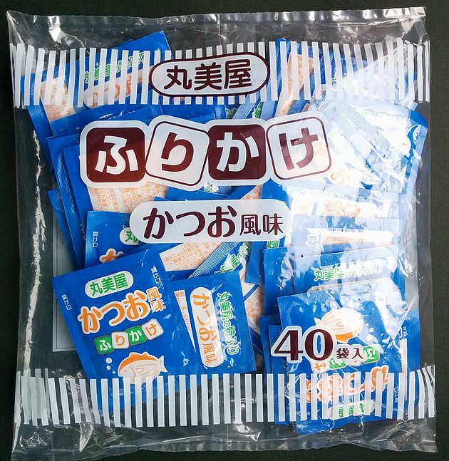 商品明細 名称 ふりかけ 内容量 2.5g×40袋 原材料 胡麻、鰹削り節、大豆加工品、砂糖、食塩、乳糖、醤油、小麦粉、エキス(鰹、オニオン、酵母、チキン、魚介)、鶏卵、なたね油、海苔、鰹節粉、あおさ、発酵調味料、パーム油、マーガリン、大豆油、こしあん、抹茶、海藻カルシウム、脱脂粉乳、鶏肉、澱粉、鶏脂、卵黄油、調味料(アミノ酸等)、着色料(カラメル、紅麹、カロチノイド)、甘味料(甘草)、甘味料(甘草)、香料、酸化防止剤(ビタミンE) 賞味期限 製造日より12ヶ月 保存方法 直射日光を避けて常温で保存すること。開封後はなるべく早くお召し上がりください。 製造者 丸美屋フーズ 商品説明 削り節と海苔の、厳選素材。削りたての旨みをお楽しみください。 同梱不可 他のメール便はこちらです メール便とは●代金引換でのお支払いは承れません ●発送からお届けまで2〜5日（本州の場合）掛かります。 ●着日やお時間帯の指定はできません ●商品はポストへの投函となります ●配送会社　郵便局・ゆうメール便　 ●同梱不可・包装、のしはできません