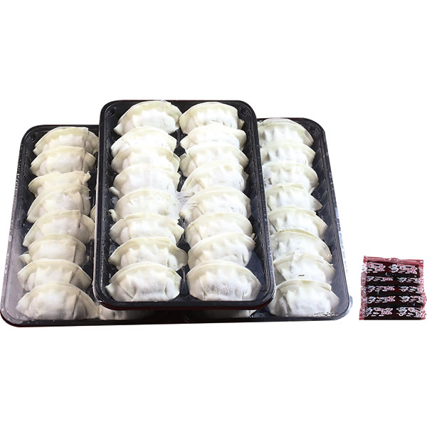 【内容】　鹿児島黒豚餃子（20g×16個）×3、餃子のたれ17g×5【品番】　6122_P50お歳暮商品の【 のし 】承りにつきましては「お歳暮のごあいさつ」 「お歳暮」　「無地」 のみとさせていただきます。下書き（名入れ）はご容赦くださいませ。※こちらの商品は産地・加工地・メーカー直送の為、承りからお届けまでに約10日間程要します。商品の特性上、二重包装・お届け日指定・他商品との抱き合わせ・祝儀・不祝儀包装でのお届けはご容赦ください。