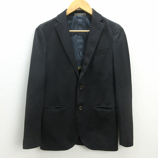 【 ブランド 】 ナノユニバース/nano universe 【カラー】 ブラックグレー系　 【 サイズ 】 表記 [ 44 ]（ メンズ ） 実寸 [ 着丈66cm 肩幅40cm 身幅47cm 袖丈59cm ] 【 素材 】 ポリエステル　100％　 【 商品詳細 】 USEDになります。 多少のシワ・衿部分小さな汚れ・前下ボタン3cmシミございます。 (株)ナノユニバース ナノユニバースのテーラードジャケットです。 2B・背抜き仕立て・センターベントの一着です。 【 Bランクのお品になります 】 S:新品、未使用品 A:多少の使用感はあるが汚れやダメージは気にならない程度 B:多少の汚れやシミ、毛羽立ちはあるがダメージは気にならない程度 C:使用感があり、多少の汚れやダメージがある D:使用感があり、汚れやダメージが目立つ E:汚れやダメージが目立つジャンク品