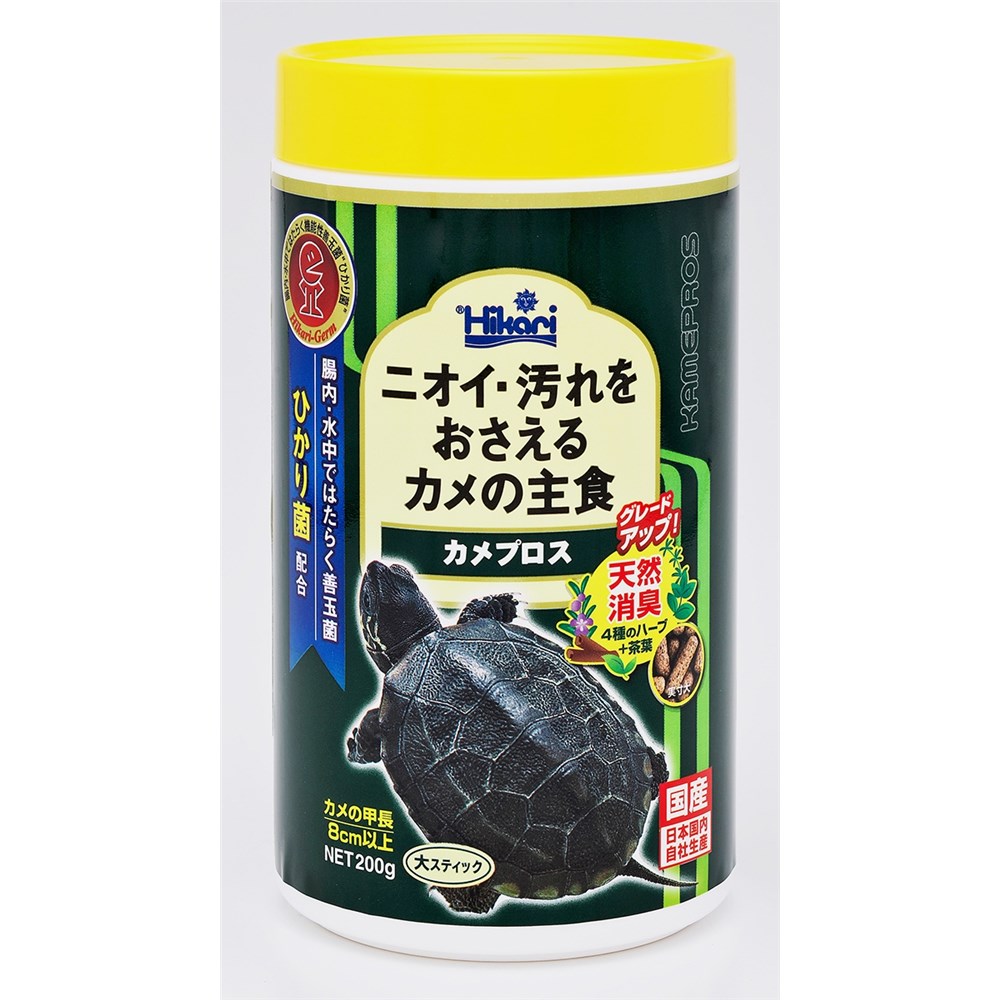 商品情報商品名カメプロス 大スティック [カメ エサ 総合栄養食]メーカーキョーリン 規格/品番 200g サイズ 重量/容量 ●内容量:200g おすすめ ●ひかり菌と茶葉の効果で水の汚れと臭いを抑えるカメの総合栄養食です●ひかり菌のプロバイオティクス効果と茶葉の消臭効果で水の汚れと臭いを抑えます●4種類のハーブエキスを新配合●健康ハーブがカメの消化吸収をサポートすることでフンが減り、消臭効果もアップ●生きたひかり菌がカメの腸内バランスを整え、健康をサポートします。●長期的な飼育、繁殖試験に基づいてカルシウムなどの必須成分をバランスよく配合●本品だけでカメを健康に飼育でき、理想的な甲羅の成長をサポートします 仕様 ●与え方:1日に1回（子ガメには1日2〜3回）数分で食べきれる量を与えてください※水温が低いときは食べる量が少なくなります。※子ガメには、食べやすいサイズに折って与えてください。 梱包サイズ