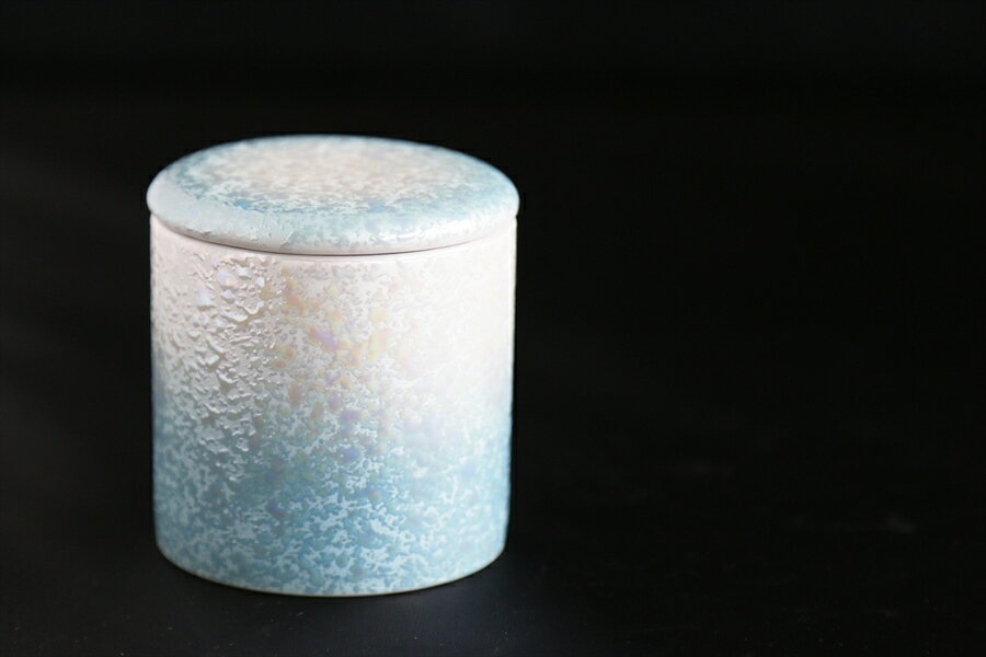 国産 仏具 ■ ファンシー骨壺 ミニ ブルー × ホワイト 真珠仕上げ ■ サイズ約 (cm) 高さ6.8cm×幅6.4cm×奥行き6.4cm ■ モダン 家具調 仏壇 お供え■ お盆 お彼岸 お墓参り 供養 神棚 神具 仏具 盆提灯 やまこう 山幸