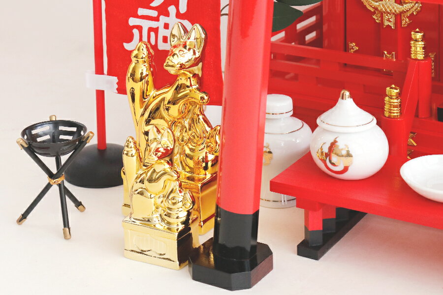 黄金屋根の稲荷宮 神棚セット ■ 特上 重ね塗り■ 通し屋根 三社 ■ 金のお狐様2対 大鳥居 ■ かがり火 神具セット ■ 商売繁盛 開運祈願 きつね 神棚 神具 仏具 盆提灯 やまこう 山幸
