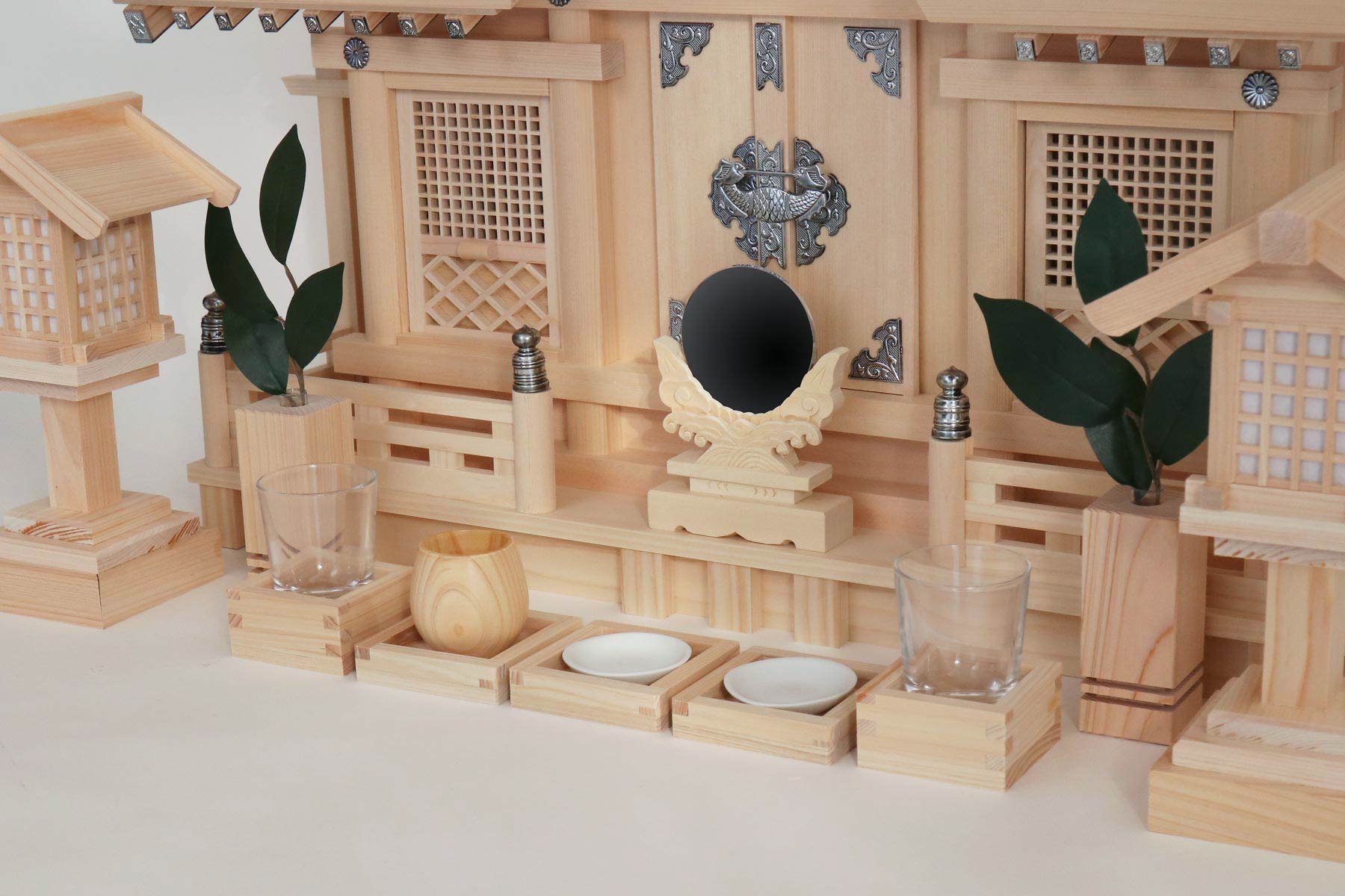美・木曽ひのき 銀の趣き 格子の扉 三社 モダン神具 ITSUKI 神棚セット 最高級 木曽桧の神棚 シルバー金具 神棚 神具 仏具 盆提灯 やまこう 山幸