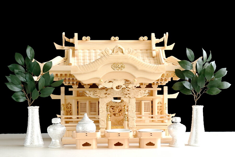 龍神の御社 ■■ 鶴は舞い、龍踊る ■■ 三社 入母屋 神棚セット ■ 銀ちりめん 神具 ■ 美しく、壮大に祀る ■ 彫刻と真鍮金具の モダン神棚 ■ 限定数のみ 神棚 神具 仏具 盆提灯 やまこう 山幸