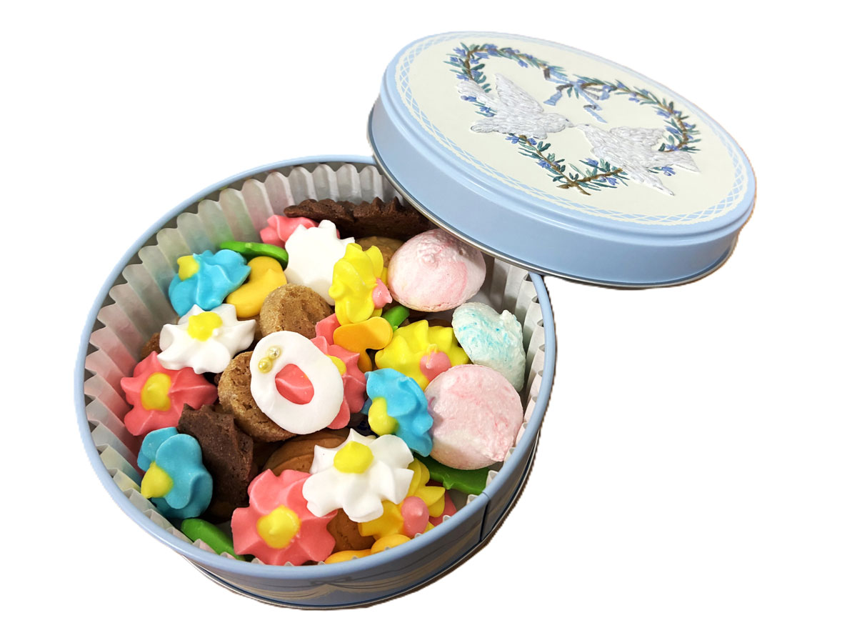 クラシカルな缶の中には、クッキー、砂糖菓子、メレンゲ菓子など約50gの可愛いお菓子が入っています。 内容量：約50g　高温多湿を避け保存下さい。賞味期限は発送日より40日～50日程となります。内容量：約50g　高温多湿を避け保存下さい。賞味期限は発送日より40日～50日程となります。