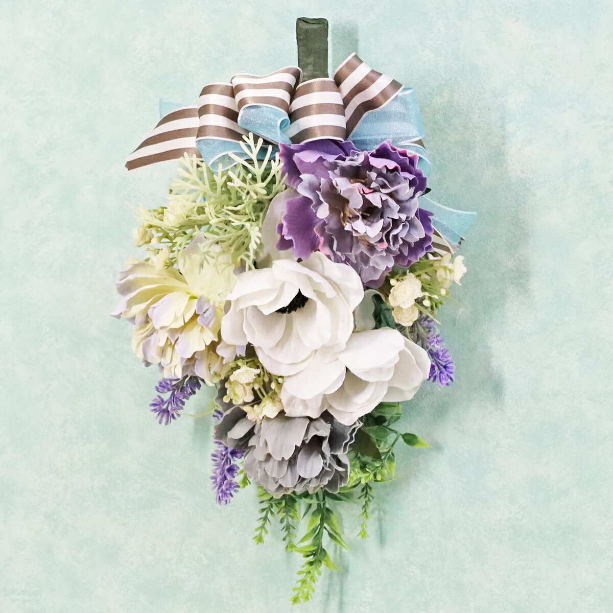 造花 ピオニーとアネモネのスモーキーブルーのスワッグアレンジ シルクフラワー 壁掛け ぼたん ボタン 牡丹 CT触媒 光触媒 フラワーアレンジメント インテリア arg