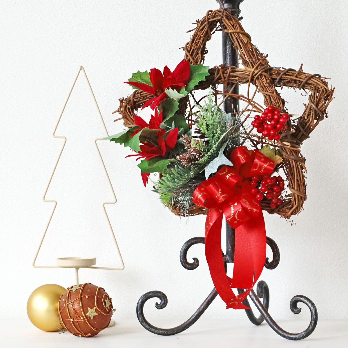 造花 サンキライやポインセチアのクリスマスカラーの星形リース クリスマス 玄関 飾り シルクフラワー ..