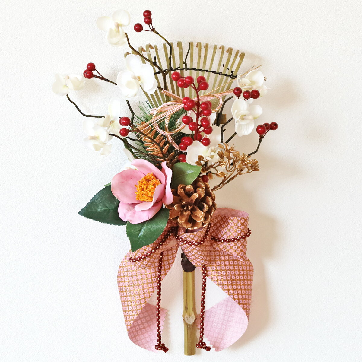 造花 らんと赤い実を飾った熊手の壁掛けアレンジ お正月 シルクフラワー 玄関飾り 正月飾り CT触媒 光..