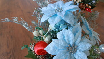 造花 ブルーのポインセチアとシルバーブランチのクリスマスアレンジ CT触媒 クリスマス