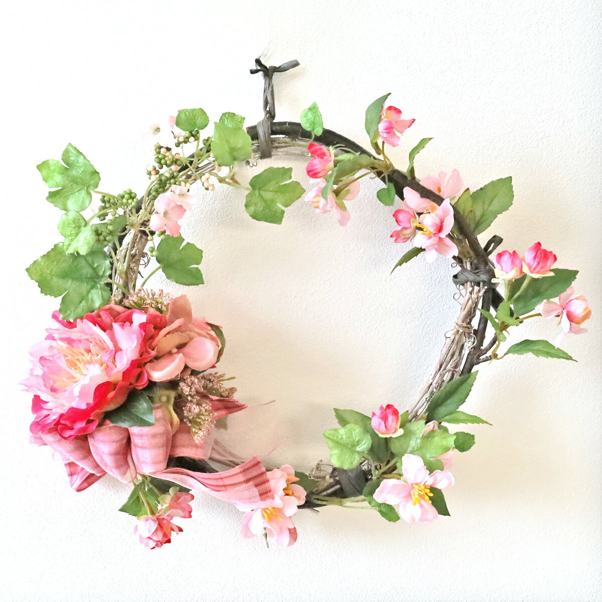 乐天商城 - 造花 チェリーブロッサムとピオニーのリースアレンジ シルクフラワー 春のアレンジ 桜 さくら サクラ 壁掛け CT触媒 光触媒 フラワーアレンジメント インテリア arg