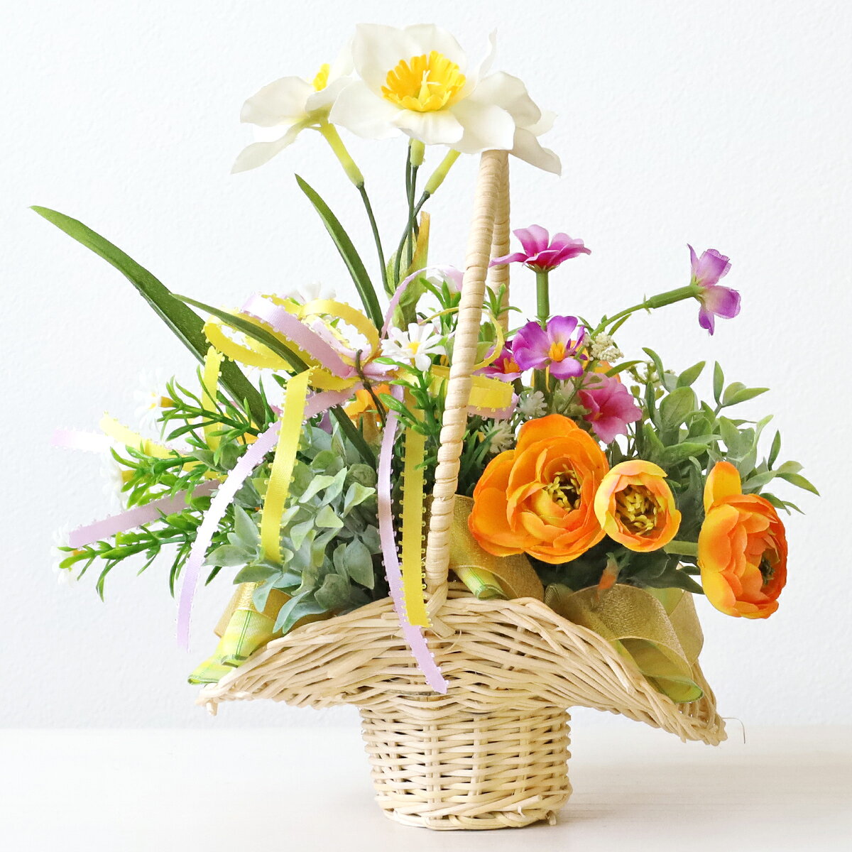 シルクフラワーの山久の造花 春の小花とスイセンのバスケットアレンジ シルクフラワー すいせん 水仙 CT触媒 光触媒 フラワーアレンジ インテリア フラワーアレンジメント arg｜アングル2