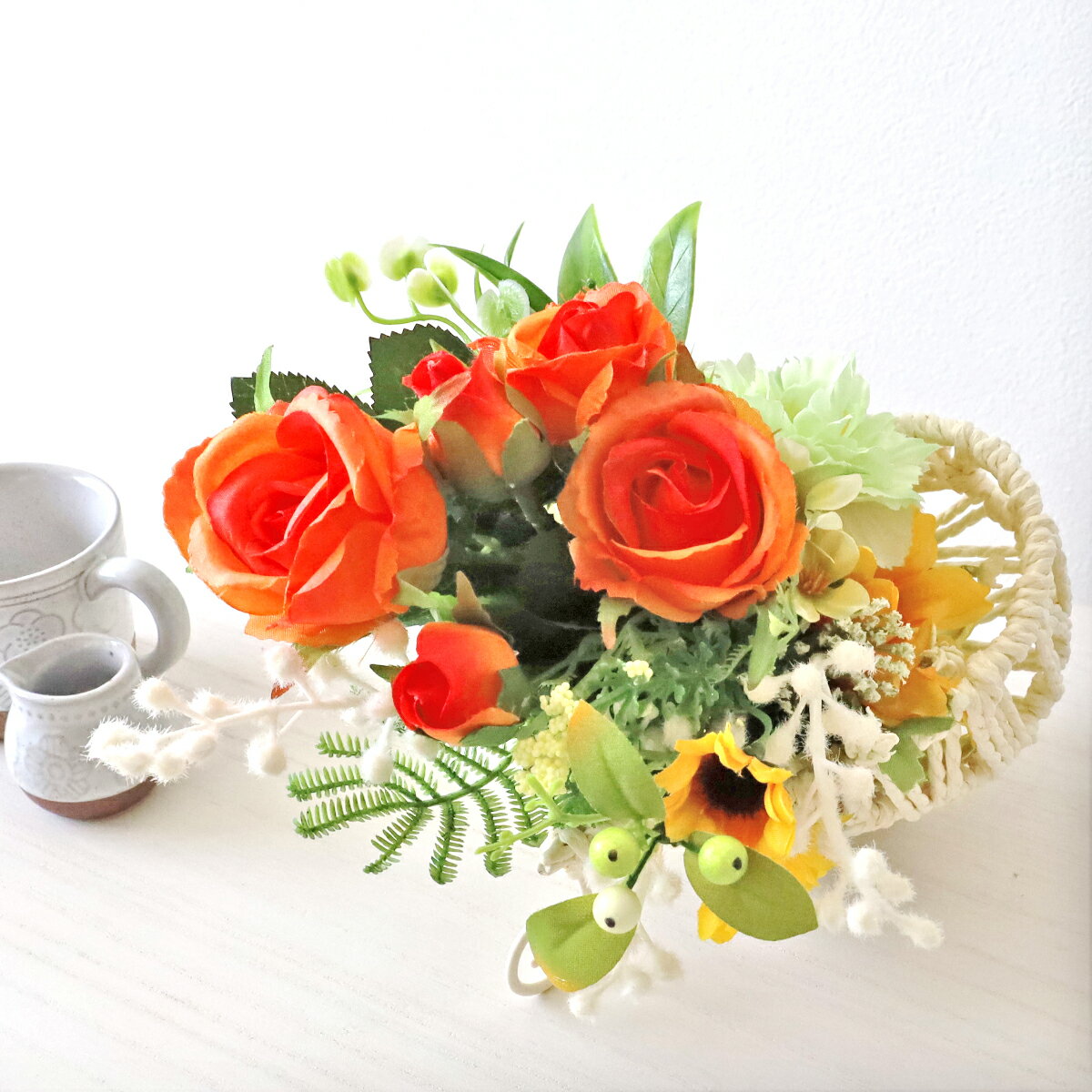 乐天商城 - 造花 白いミモザとローズが花束になったカゴアレンジ シルクフラワー バラ 薔薇 春 CT触媒 光触媒 フラワーアレンジ インテリア フラワーアレンジメント arg