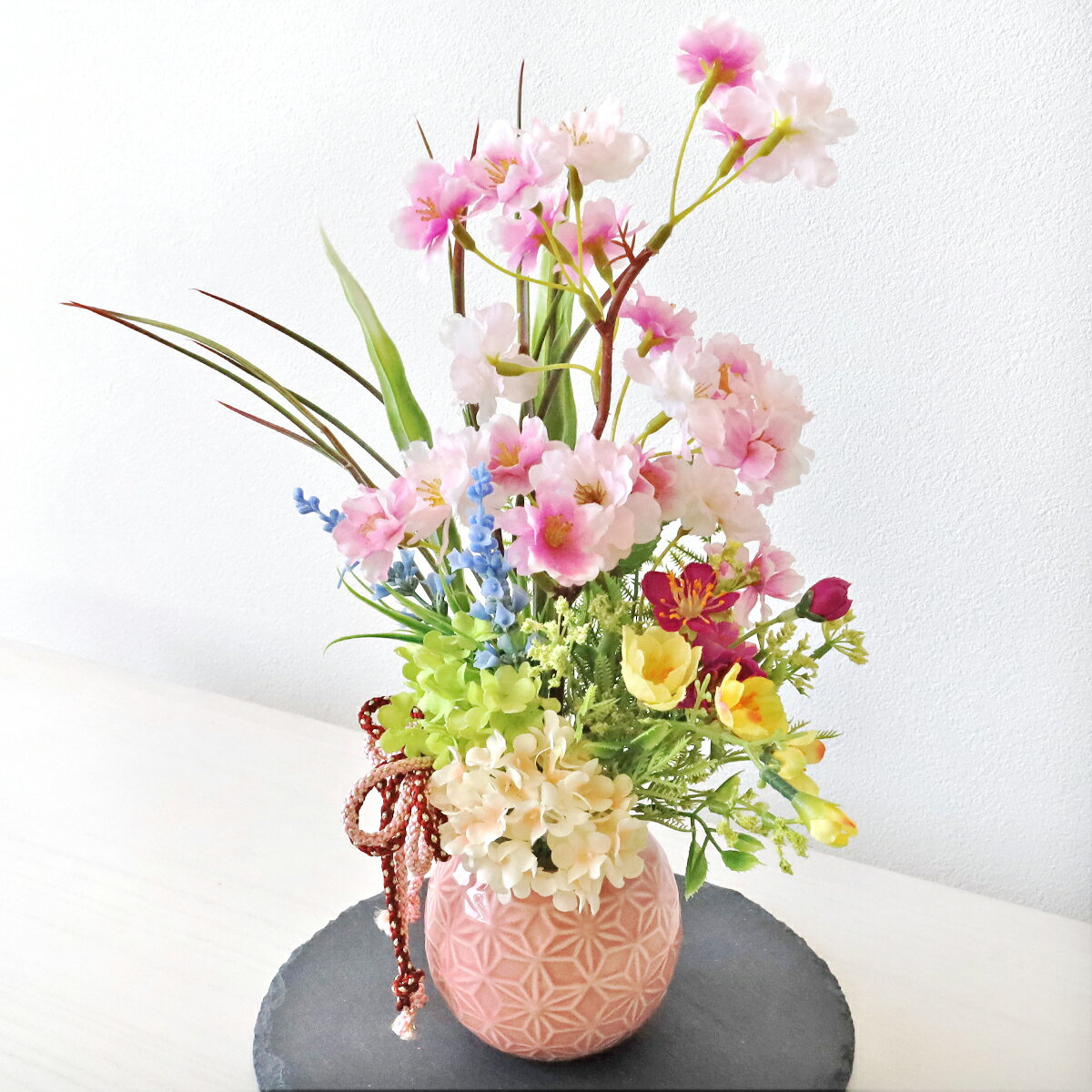 乐天商城 - 桜 造花 手毬の花器に入った桜の和風アレンジ シルクフラワー さくら もも モモ CT触媒 光触媒 フラワーアレンジメント インテリア arg