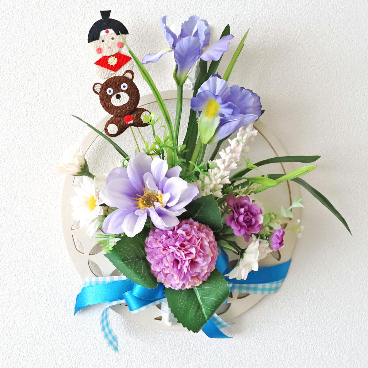 乐天商城 - 造花 花菖蒲とこどもの日ピックで成長を願う壁掛けアレンジ シルクフラワー 初夏 CT触媒 光触媒 端午の節句 アヤメ あやめ 花菖蒲 フラワーアレンジメント インテリア arg
