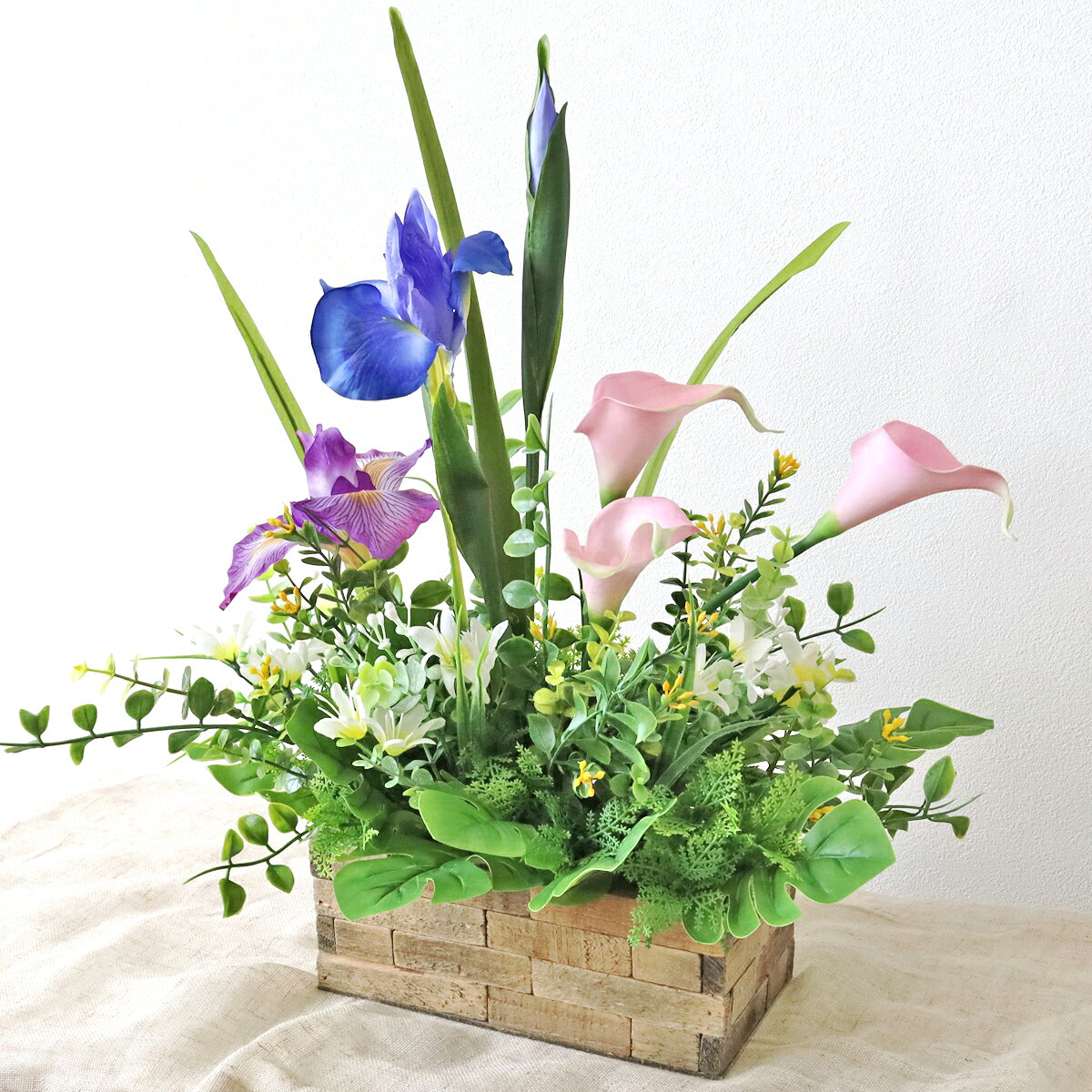 乐天商城 - 造花 グリーンたっぷりの花菖蒲とカラーのアレンジ シルクフラワー 初夏 CT触媒 光触媒 端午の節句 アヤメ あやめ 花菖蒲 フラワーアレンジメント インテリア arg
