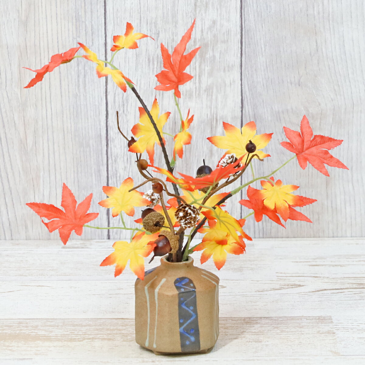 乐天商城 - 造花 もみじとどんぐりの一輪挿しのアレンジ 秋のアレンジ シルクフラワー モミジ 紅葉 ドングリ CT触媒 光触媒 フラワーアレンジ インテリア フラワーアレンジメント arg