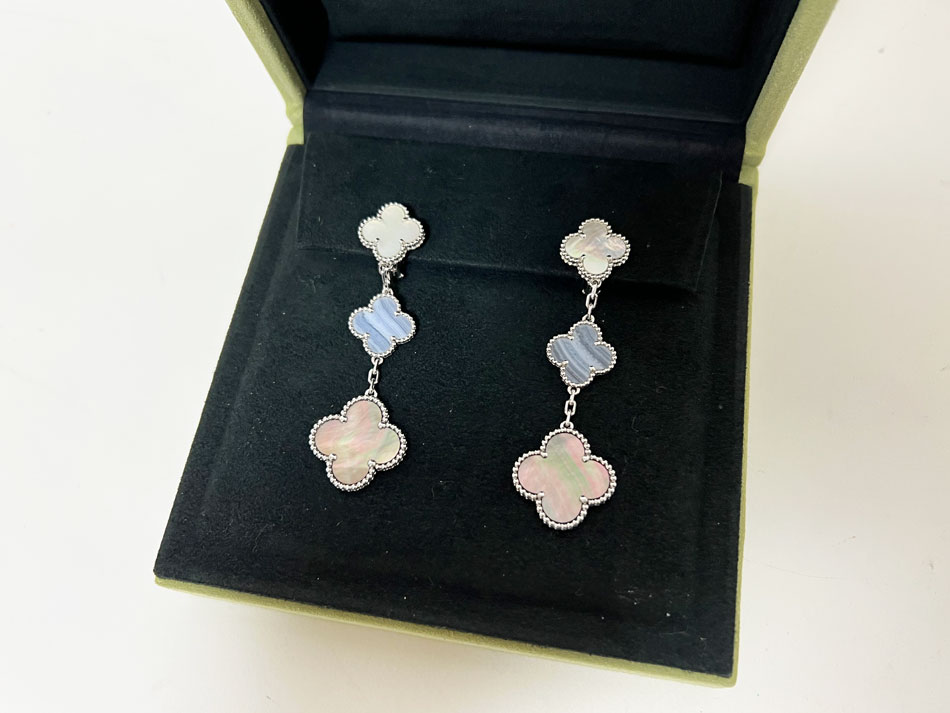 Van Cleef&Arpels VCA ヴァンクリーフ&アーペル マジック アルハンブラ イヤリング ピアス 3モチーフ カルセドニー マザーオブパール 750 K18 ホワイトゴールド VCARN18800 2021年購入 美品 【中古】のサムネイル
