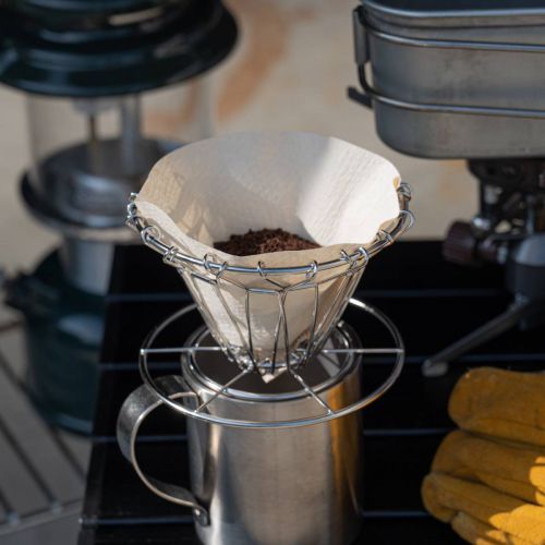 アウトドアで朝日を浴びながら、ゆっくり淹れていただくコーヒーは格別ですね。こだわりのスタイリッシュなコーヒーグッズを使えばそれが更に特別な時間に…。また、少しでも重量や面積を減らしたいアウトドアのシーンでは、折りたたんで持ち運べるのはとっても嬉しいです。洗練されたデザインはアウトドアに限らず、おうち使いにも。飾っておくだけでオブジェのように空間をクールに演出してくれそうです。商品名佐藤金属興業 SALUS タイト コーヒードリッパーサイズ[最大]幅 /11cm、高さ /7.5cm［折りたたみ時］幅 /13.2cm、高さ /2cm重量約90g素材18-8ステンレス・中国製質感つるつるパッケージ個別箱おすすめ用途コーヒードリッパー、アウトドア用品、インテリアJANコード4521540256406 中国製 洋食器&nbsp;