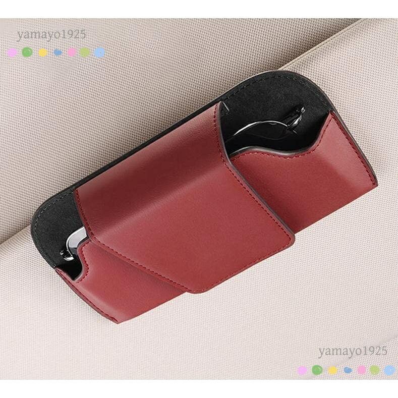サイズ：約 17cm*8cm 高品質 車載メガネクリップ高品質の革で作られているため、メガネのクリップがより質感になります-実用的で美しく、簡単に保管できます。 優れたデザイン 合理的なクリップの開口設計で、片手で操作しやすい時に取り出して置くことができます。片手でつかむことで気が散ることはなく、運転の安全性が確保されます。 簡単かつしっかりと取り付け サングラスカーホルダーをサンバイザーにクリップするだけで、 しっかりと固定でき、動かないように十分な強度があります。 実用性高い 車のサングラスフレームは、車の傷や破損からメガネを保護します。 ふたを開けてメガネを入れるだけなので出し入れ簡単で便利です。 メガネだけでなく、カード、コイン、運転免許、領収書などの各種小物も収納できます。 メーカー希望小売価格はメーカーサイトに基づいて掲載しています