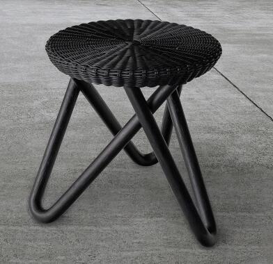 鹿田産業 KK Series Stool【KKST110】 隈研吾シリーズ スツール 国際的に活躍する建築家、隈研吾が手掛けたスツール。座面のエッジにはテーパーを施し、繊細な薄さを表現しています。脚部はダイヤモンド型のフォルムにシャープなカーブを加えるなど、ラタン造作の新たな手法を取り入れています。 一見すると柔らかく編まれたウィッカー仕上げの座面は、実はしっかりとした耐久性を備えた堅牢な構造。3本のシャープな脚が飛び出すような独創的なフォルムが、まるでアートピースのような存在感を放ちます。 漆黒のラタンには、数百種ある籐素材の中でも最も希少とされるインドネシア産のマナウラタンを使用。直径38cmのコンパクトな設計は、ダイニングや玄関などの住空間からホテルの客室まで、幅広いシーンで活躍します。 特記事項 天然素材を使用しているため、1点ごとに色味や仕上がりが異なります。 天然のラタンを使用しているため、節や黒点、ささくれ等が見られる場合がございます。ささくれ部分によるケガや衣類等の引っ掛けにご注意ください。 素材の特性上、節や皮の部分などに染色ムラや色の剥がれが見られる場合がございます。 ■仕様 寸法 幅38cm 奥行38cm 高さ40cm 重量 2.3kg 素材 マナウラタン（ポリウレタン塗装） 耐荷重 80kg 保障 1年